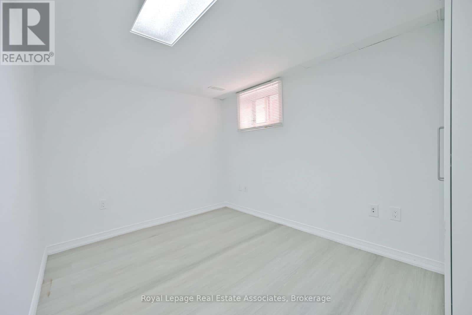 20 EAST DRIVE — Toronto (Rockcliffe-Smythe) - Photo 2 of 25