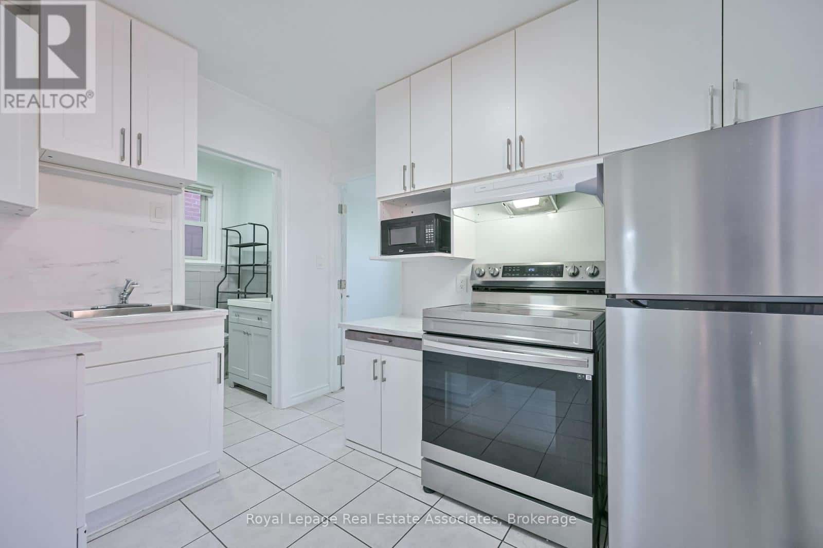 20 EAST DRIVE — Toronto (Rockcliffe-Smythe) - Photo 5 of 25