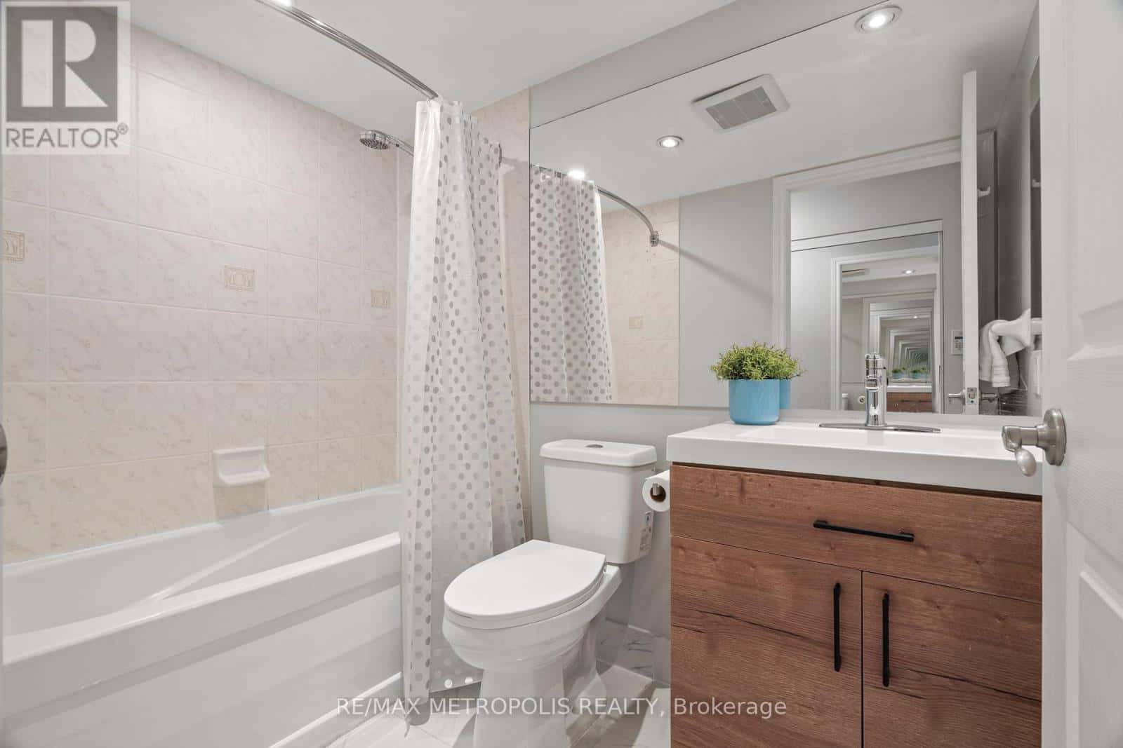 Toronto (Waterfront Communities) — Toronto (Waterfront Communities) - Photo 4 of 39