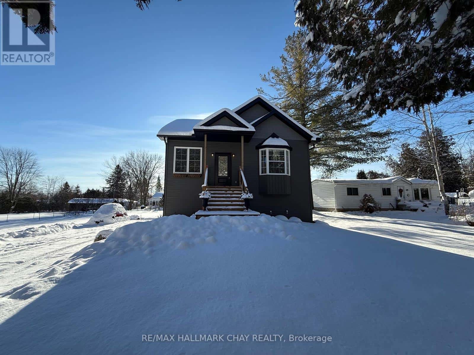 1047 LARCH STREET — Innisfil, Ontario - Photo 2 of 34