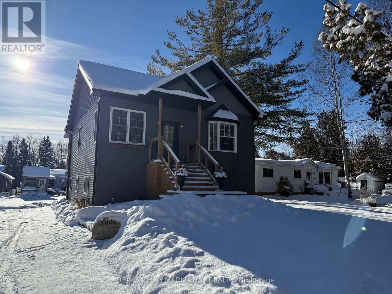 1047 LARCH STREET — Innisfil, Ontario - Photo 4 of 34