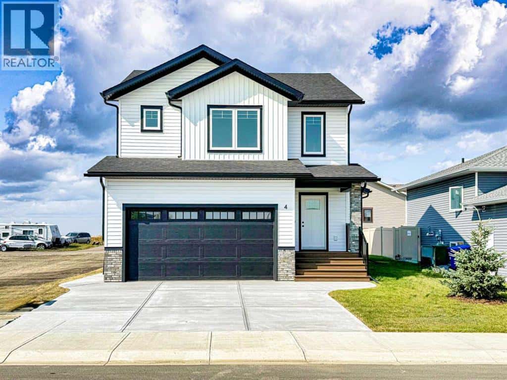 4 Williams Avenue — Olds, Alberta - Photo 2 of 30