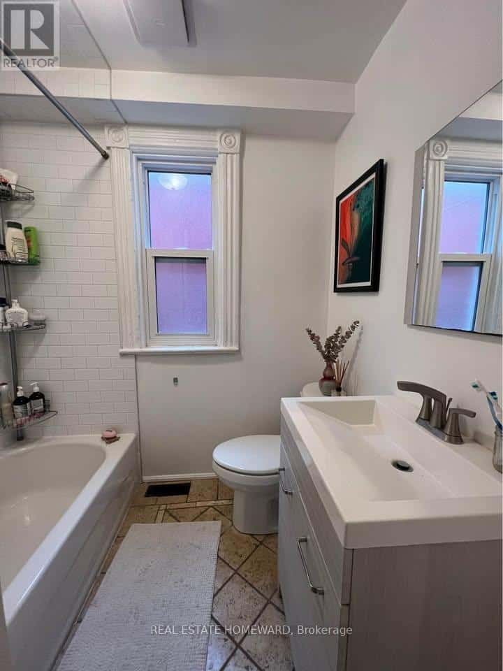 Toronto (Trinity-Bellwoods) — Toronto (Trinity-Bellwoods) - Photo 5 of 13