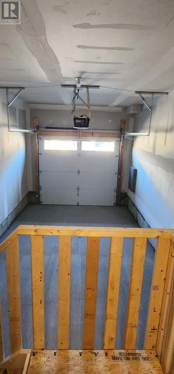 304 MAKOBE LANE N — Ottawa - Photo 3 of 34