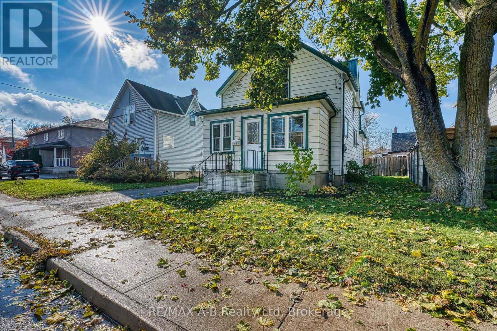 252 ROMEO STREET S — Stratford, Ontario - Photo 2 of 26