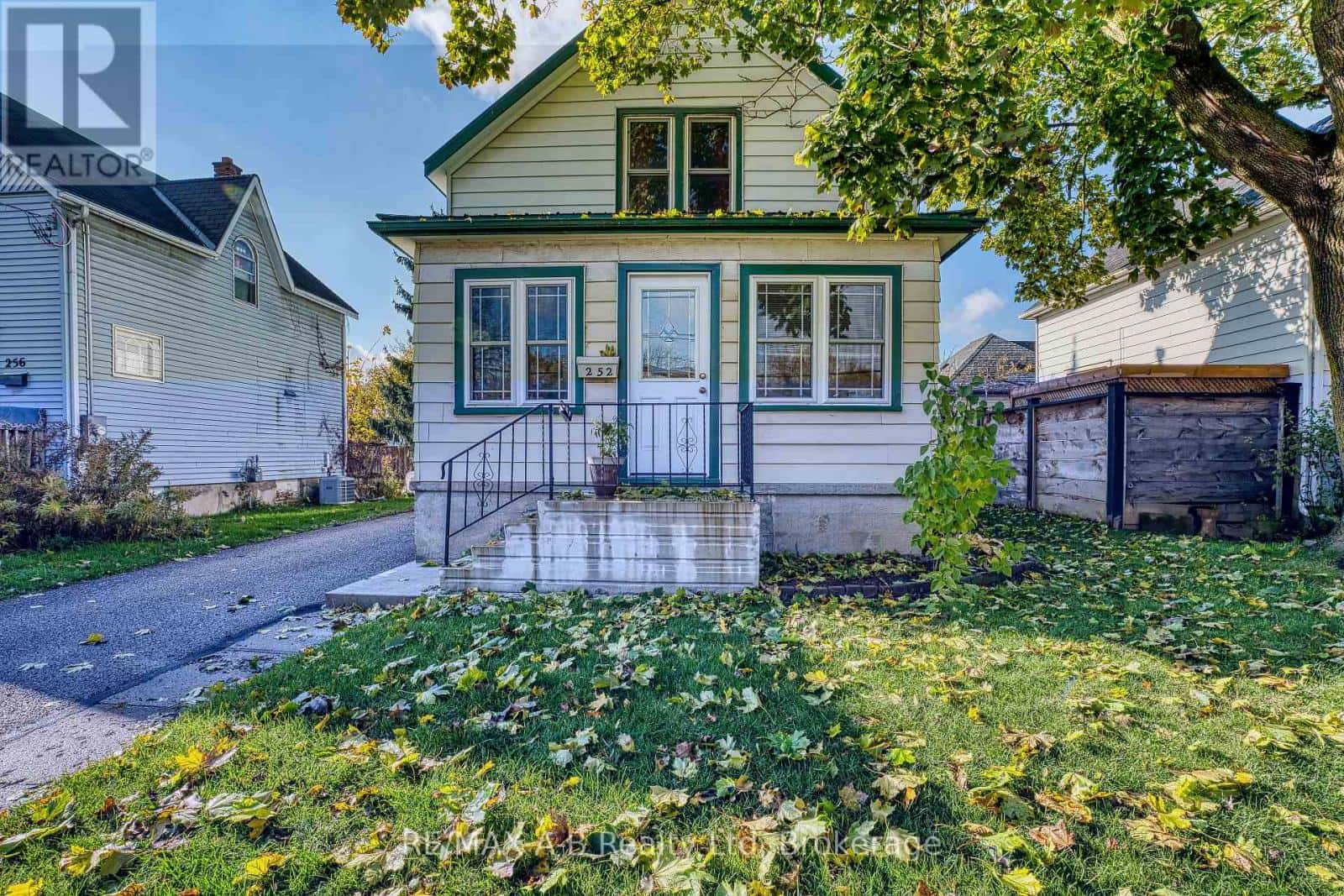 252 ROMEO STREET S — Stratford, Ontario - Photo 3 of 26