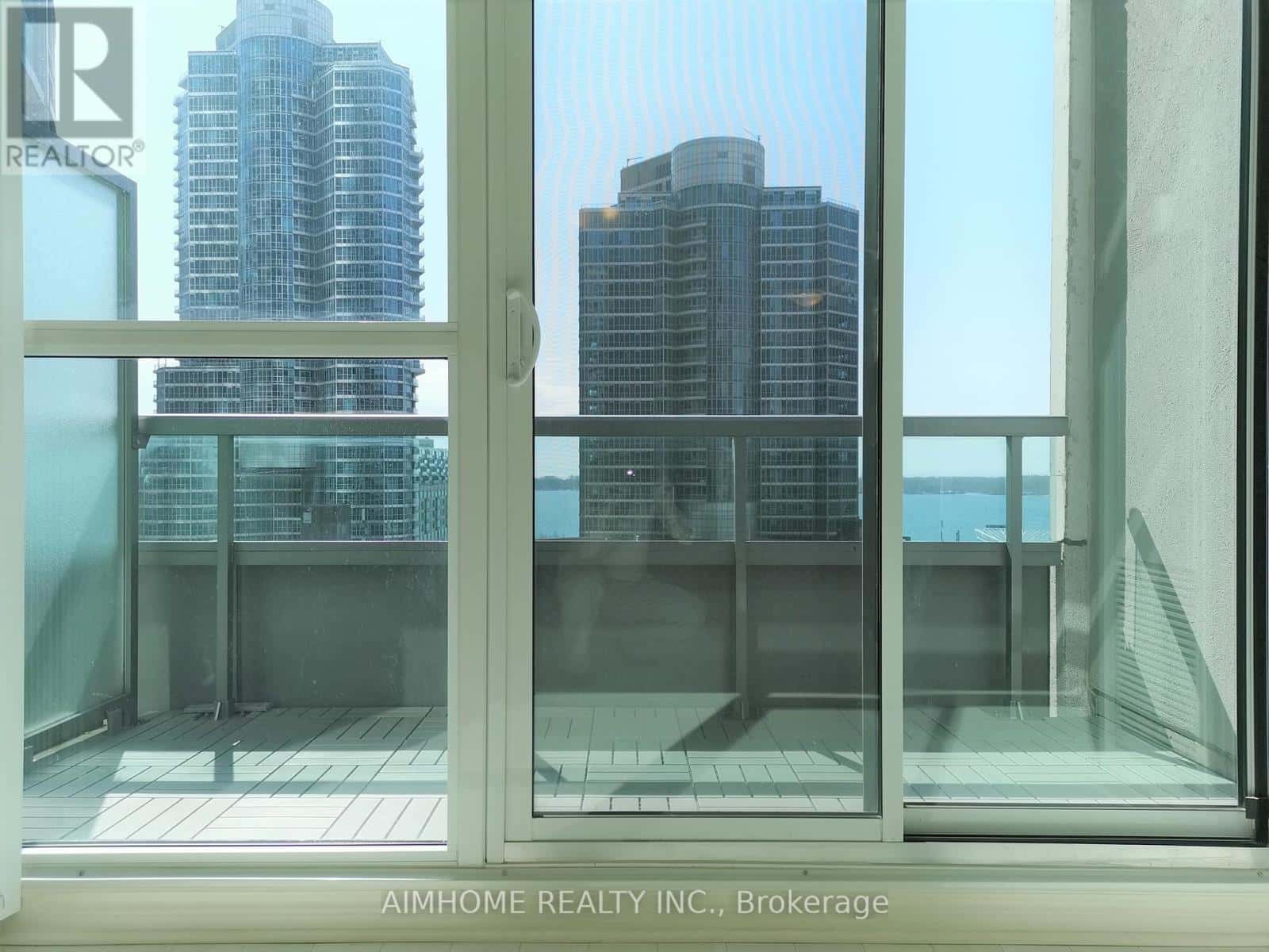 Toronto (Waterfront Communities) — Toronto (Waterfront Communities) - Photo 3 of 26