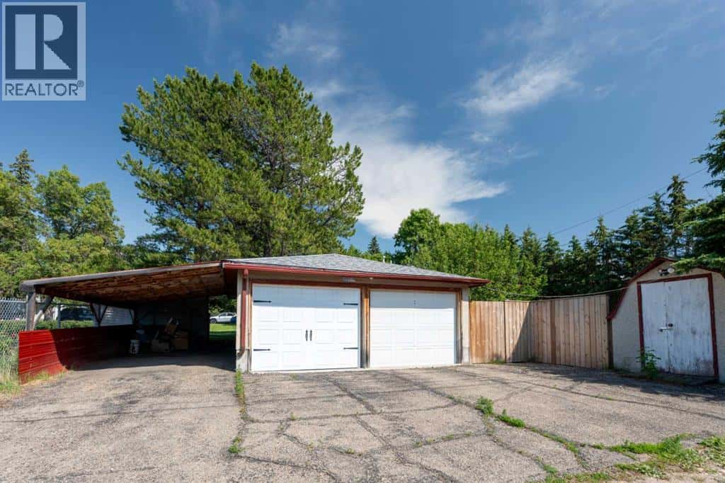 3902 45 Street — Ponoka, Alberta - Photo 4 of 19