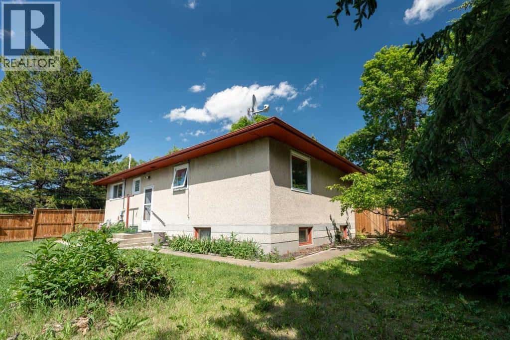 3902 45 Street — Ponoka, Alberta - Photo 3 of 19