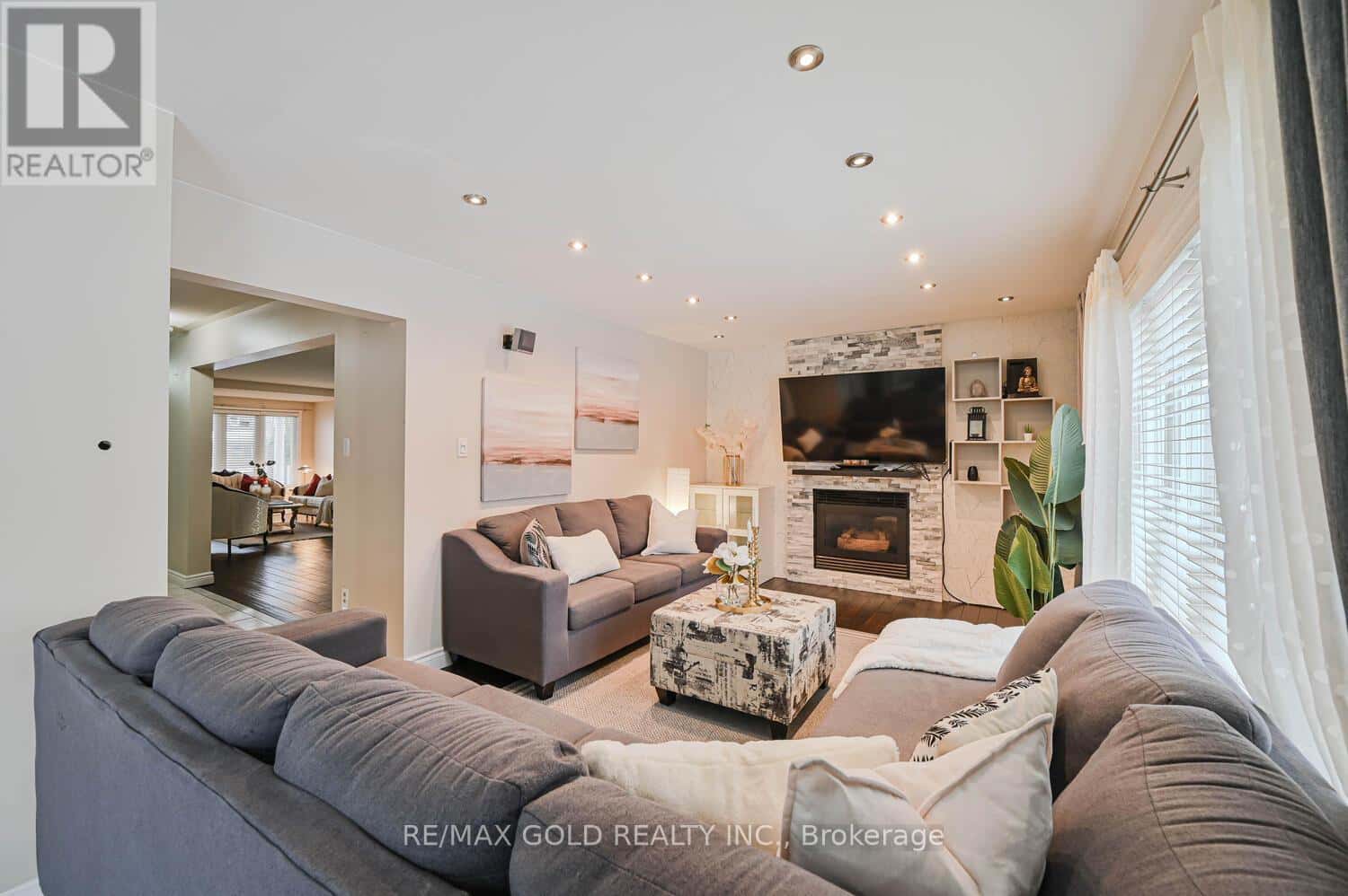 30 FOXTAIL ROAD — Brampton (Sandringham-Wellington), Ontario - Photo 2 of 41