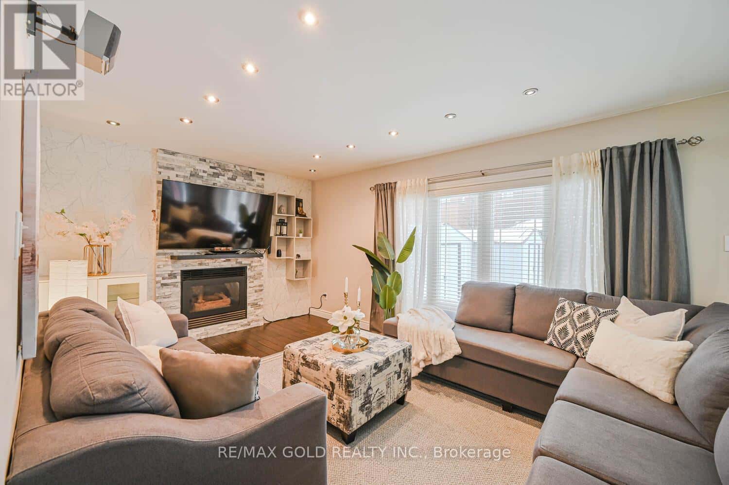 30 FOXTAIL ROAD — Brampton (Sandringham-Wellington), Ontario - Photo 3 of 41