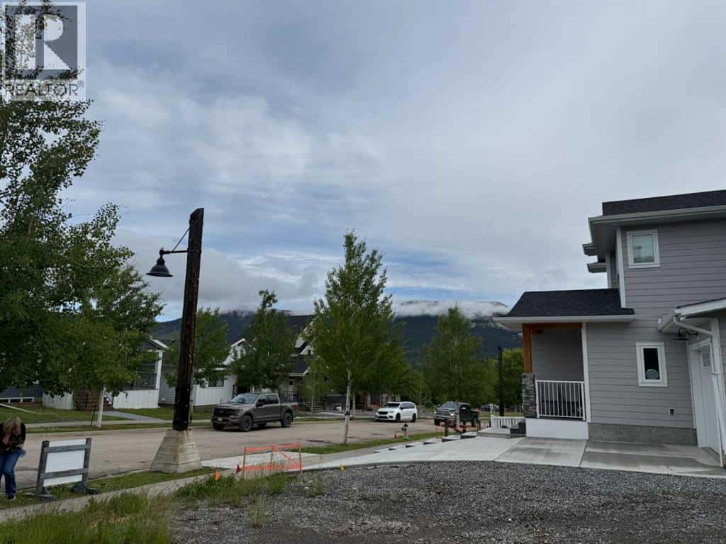 331 Elizabeth Avenue — Nordegg, Alberta - Photo 2 of 4