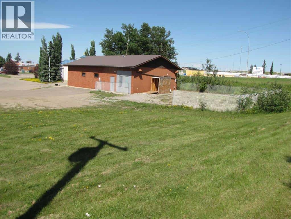 4303 and 4301 49 Street — Innisfail, Alberta - Photo 4 of 32