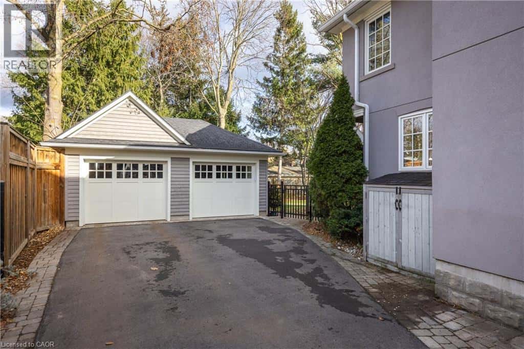 247 DOUGLAS Avenue — Oakville, Ontario - Photo 3 of 43