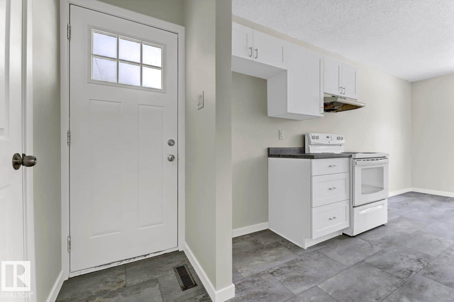 5A TWIN TC NW - Photo 3 of 30, Edmonton, Alberta