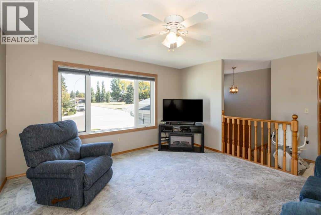 5319 37 Street — Innisfail, Alberta - Photo 5 of 50