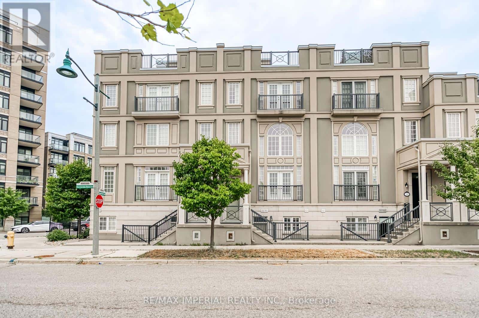 21 MACKENZIE'S STAND AVENUE — Markham (Unionville), Ontario - Photo 3 of 46