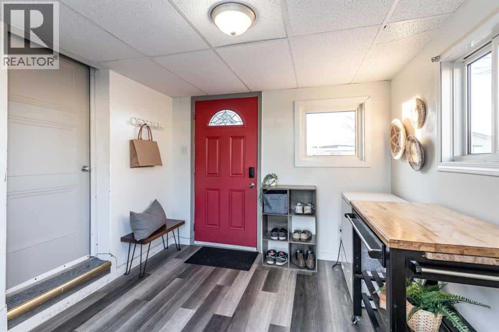 96 Anson Avenue SW — Medicine Hat, Alberta - Photo 2 of 26