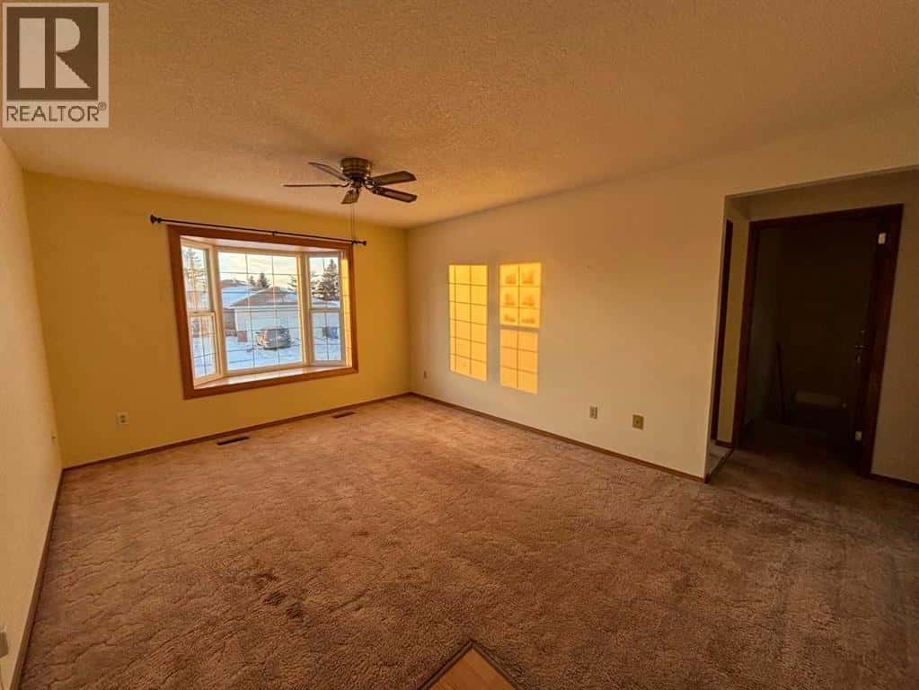 Innisfail — Innisfail - Photo 2 of 70