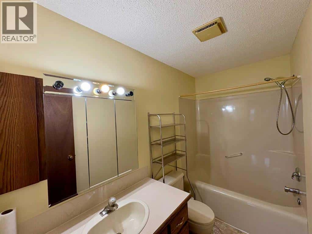 Innisfail — Innisfail - Photo 3 of 70