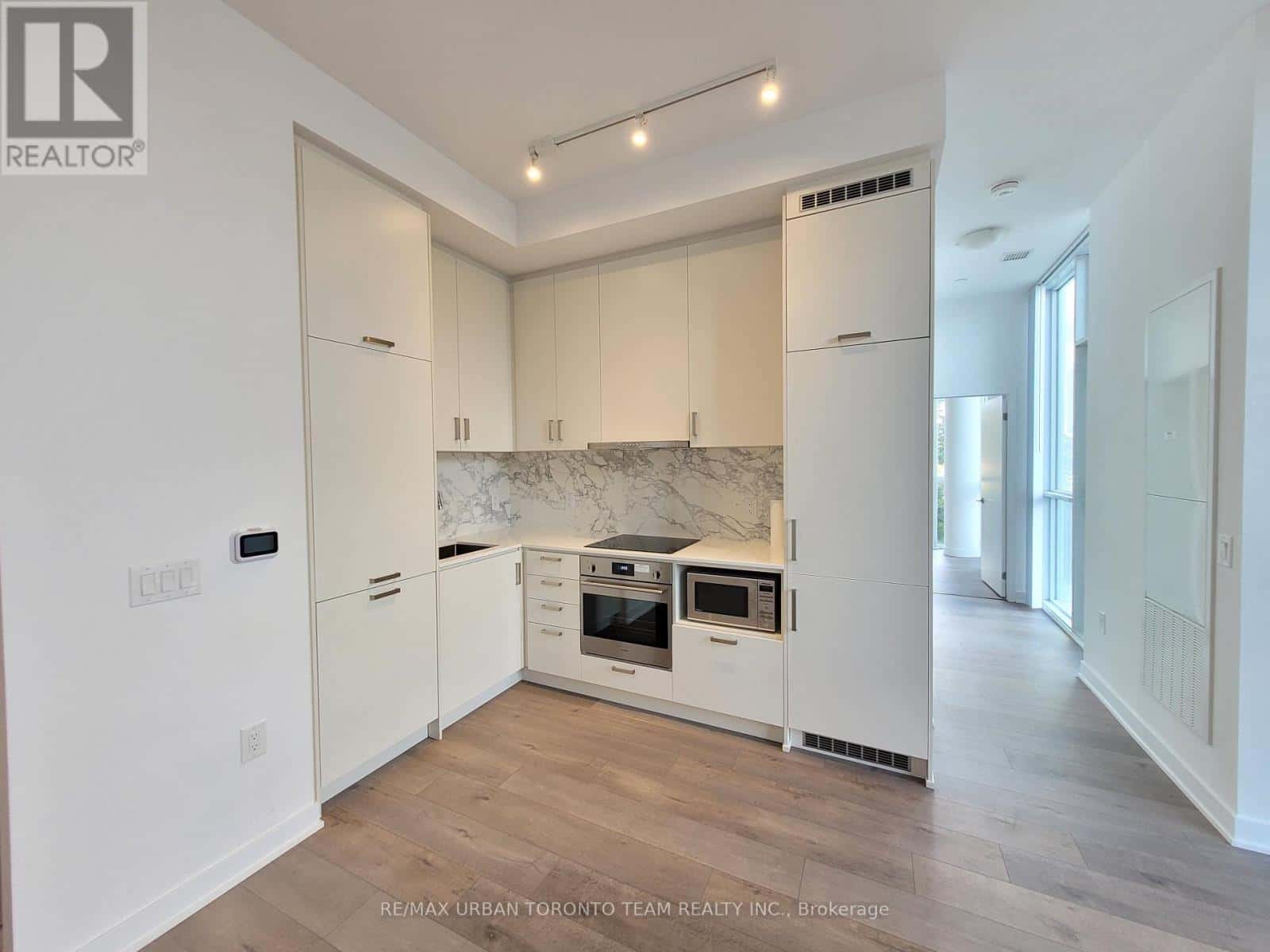 106 - 60 HONEYCRISP CRESCENT — Vaughan (Vaughan Corporate Centre) - Photo 3 of 11