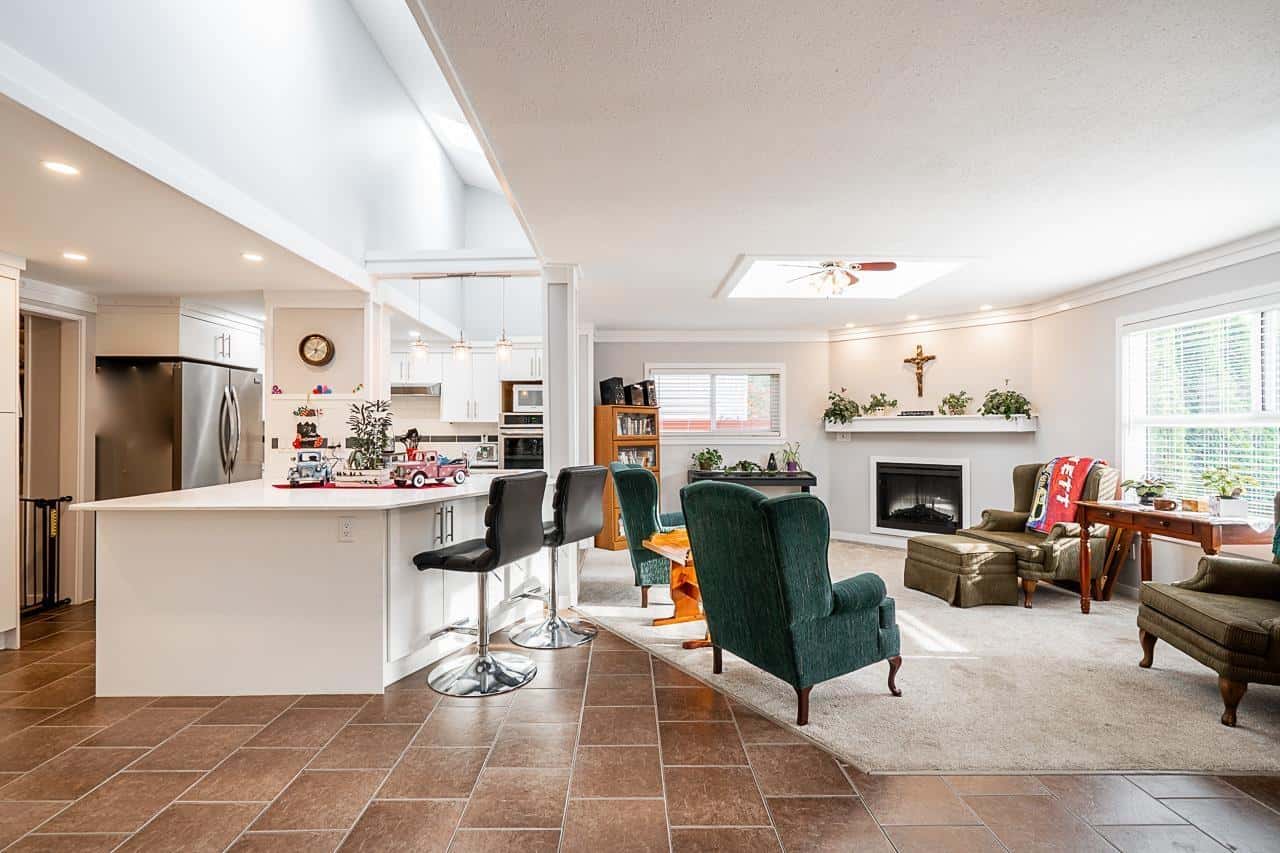 6064 BROOKS CRESCENT — Surrey, British Columbia - Photo 5 of 20