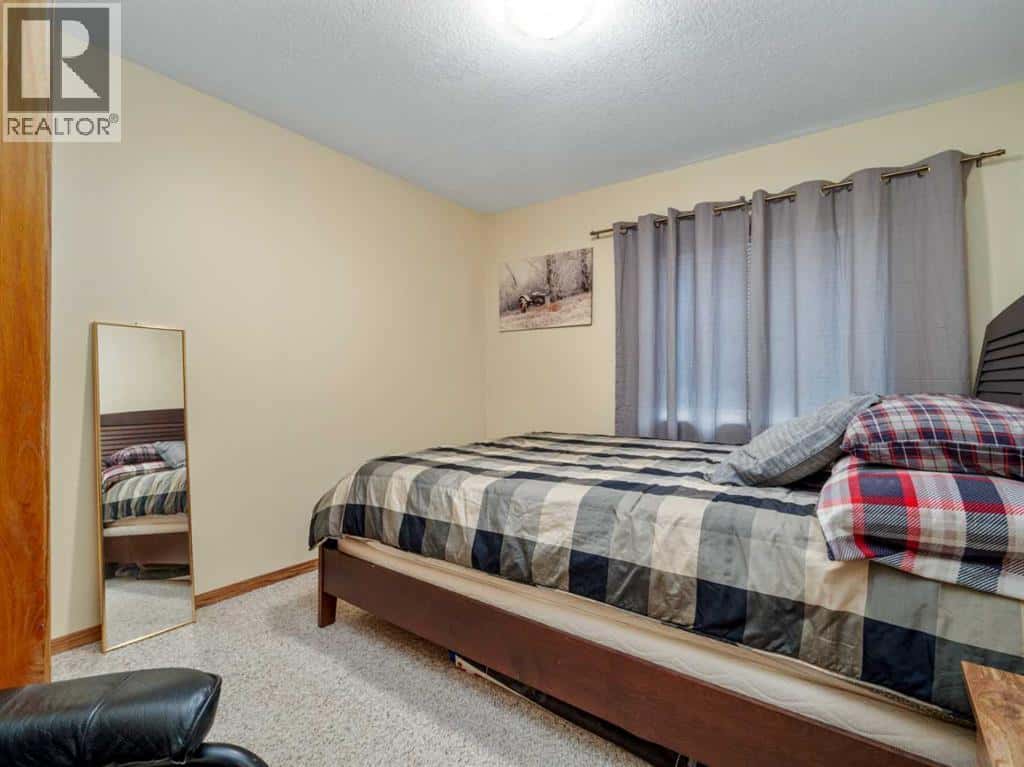 2909 30 Avenue S — Lethbridge, Alberta - Photo 4 of 34