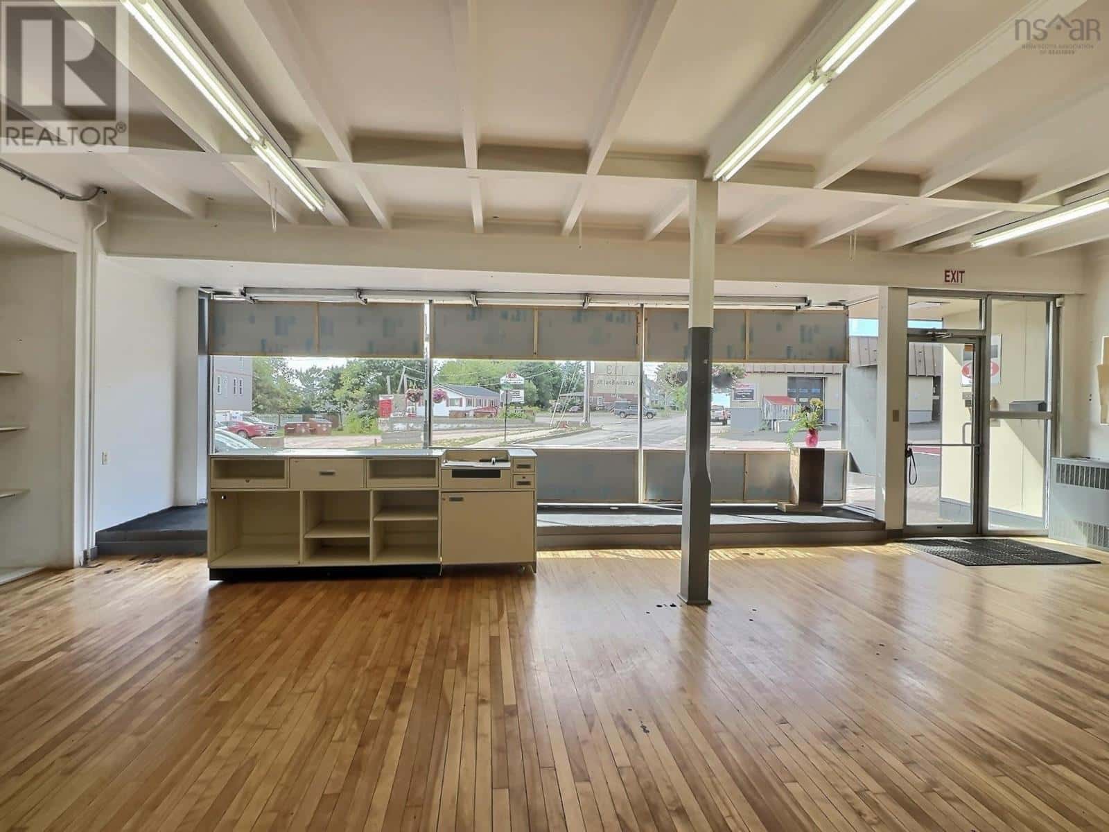 113 Victoria Street E — Amherst, Nova Scotia - Photo 2 of 20