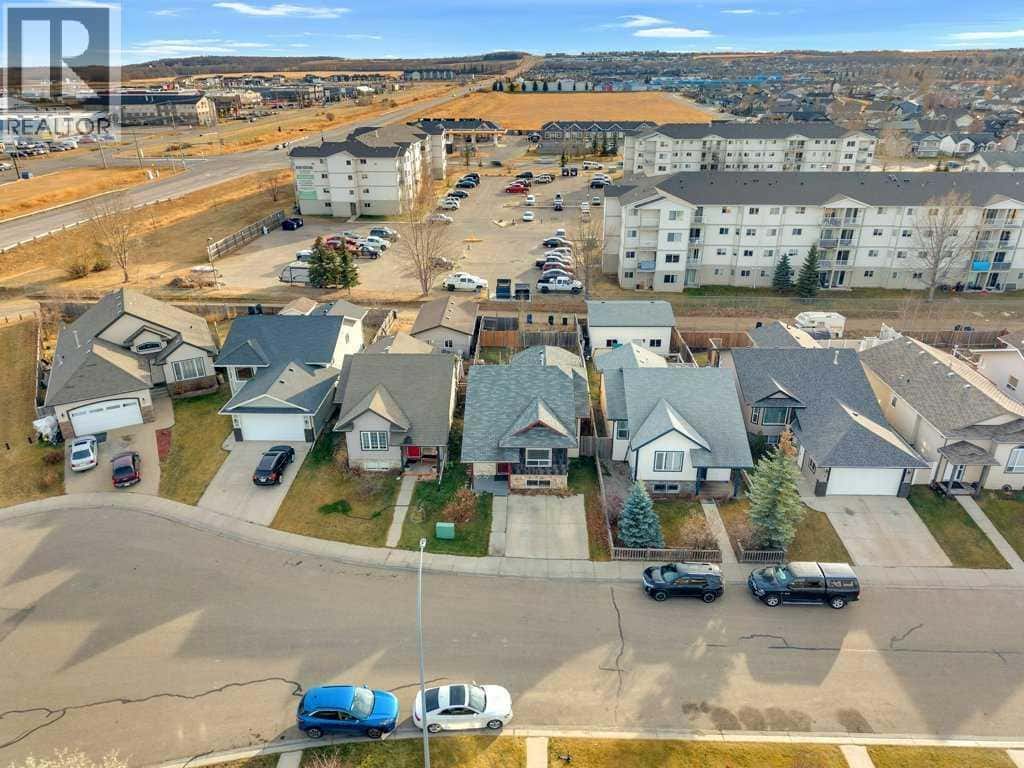 8 Horne Close — Sylvan Lake, Alberta - Photo 3 of 32