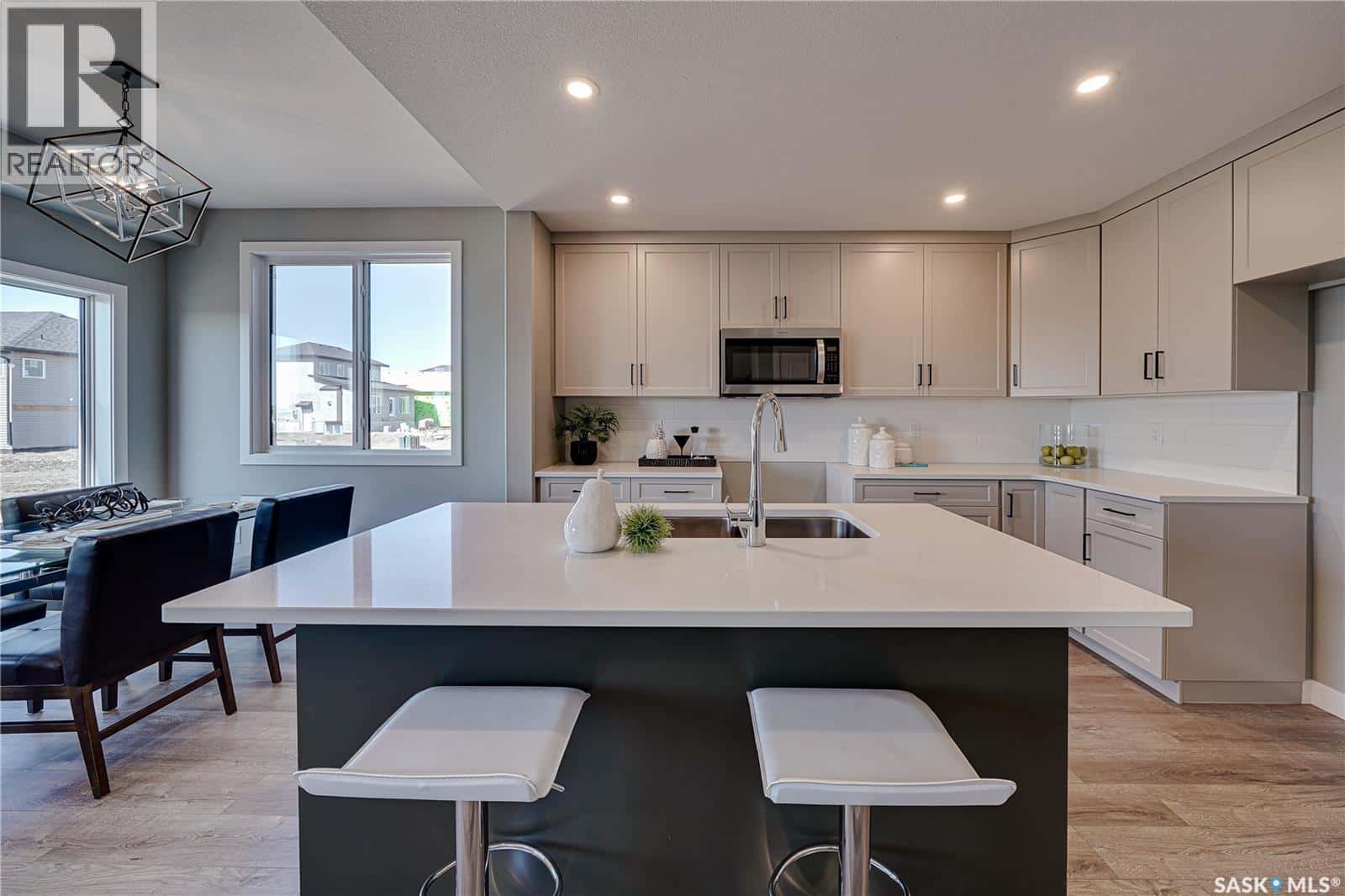 947 Traeger MANOR — Saskatoon, Saskatchewan - Photo 4 of 38