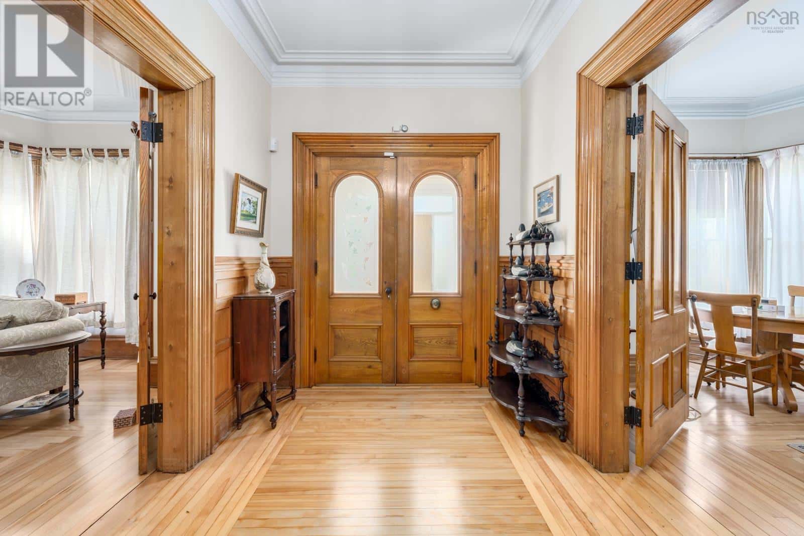 42 Queen Street — Yarmouth, Nova Scotia - Photo 4 of 50