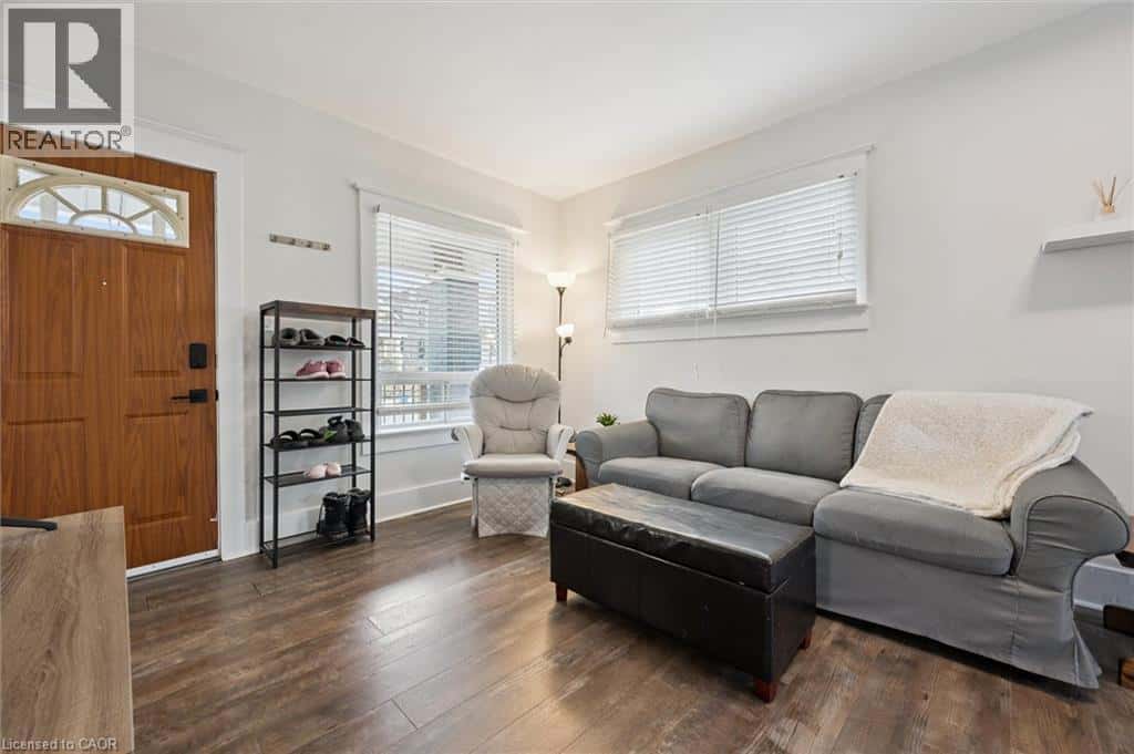 262 MADISON Avenue S — Kitchener, Ontario - Photo 4 of 25