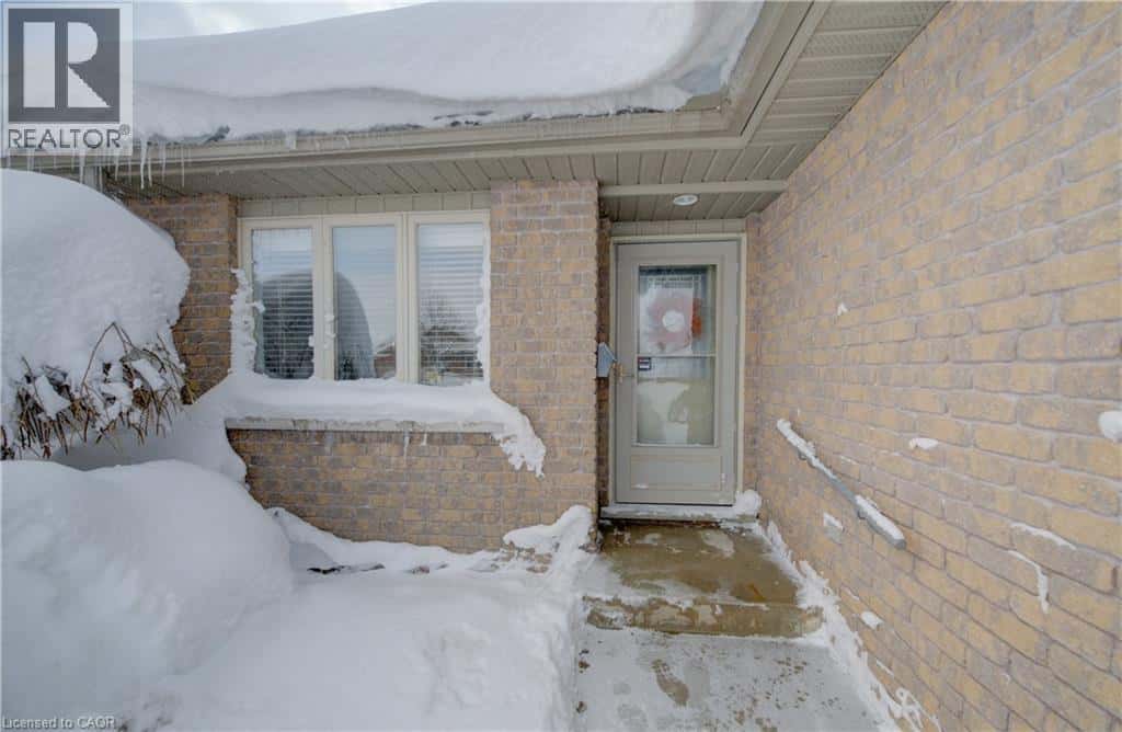 420 MOWAT Street E — Listowel, Ontario - Photo 4 of 43