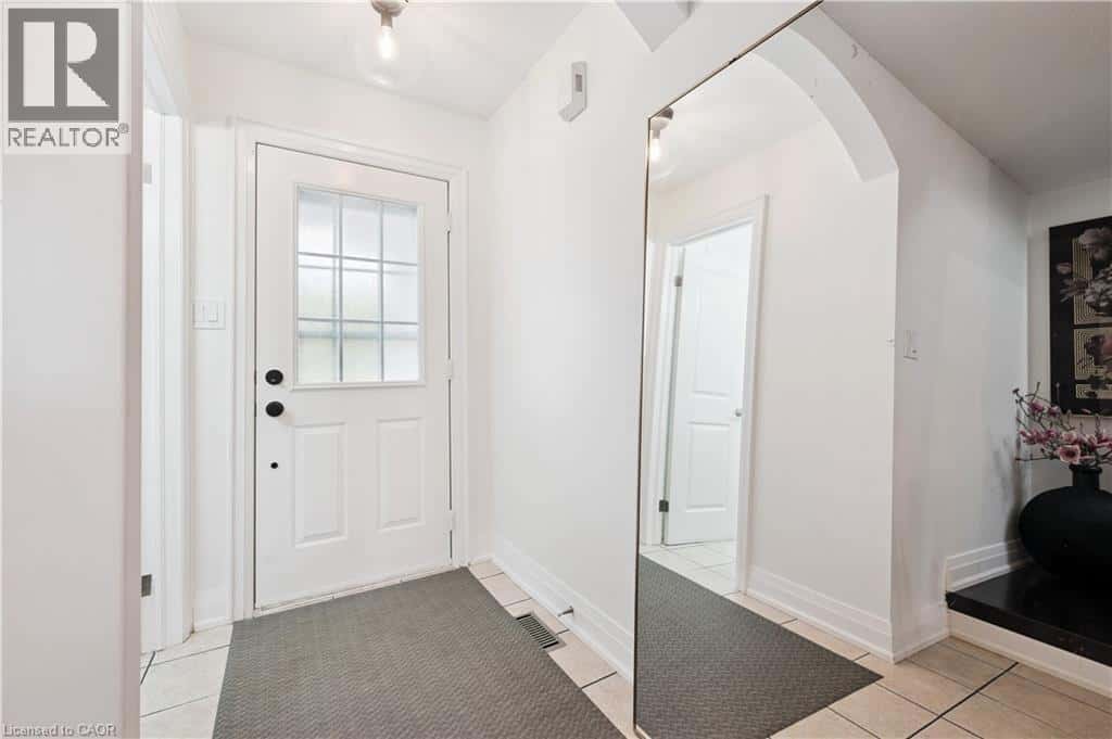 140 VERONICA Drive — Kitchener, Ontario - Photo 4 of 35