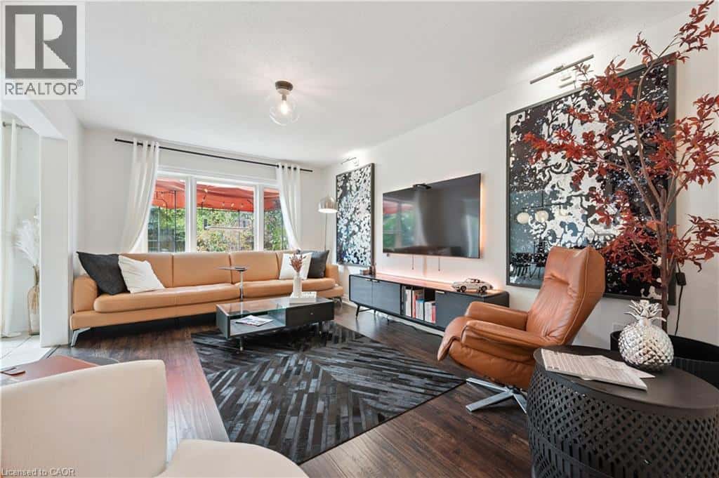 140 VERONICA Drive — Kitchener, Ontario - Photo 5 of 35