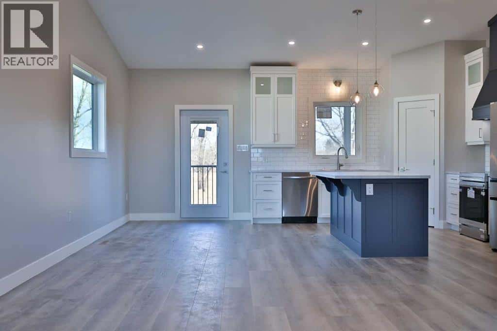 Picture Butte — Picture Butte - Photo 3 of 36