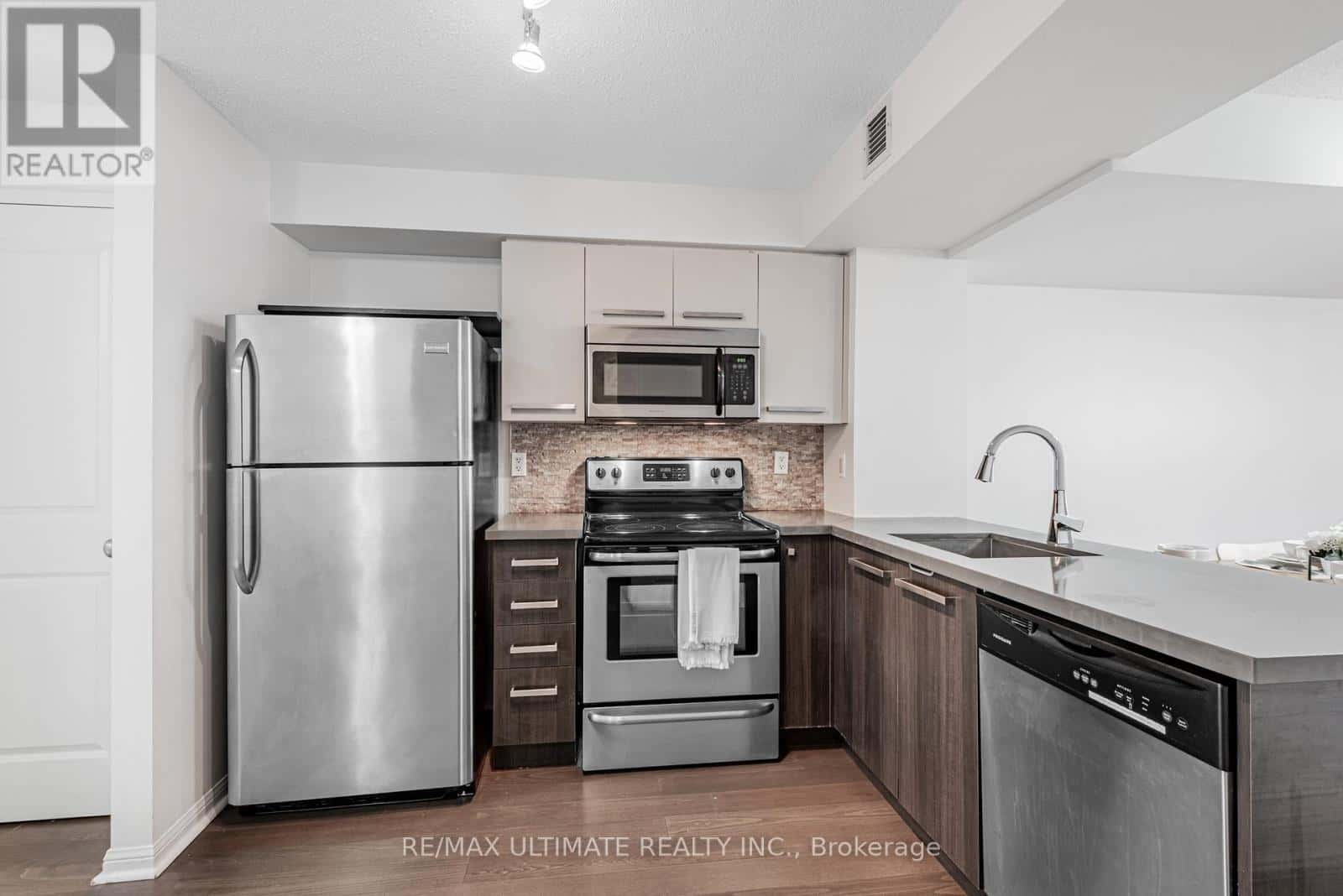 311 - 11 ST JOSEPH STREET — Toronto (Bay Street Corridor), Ontario - Photo 4 of 33