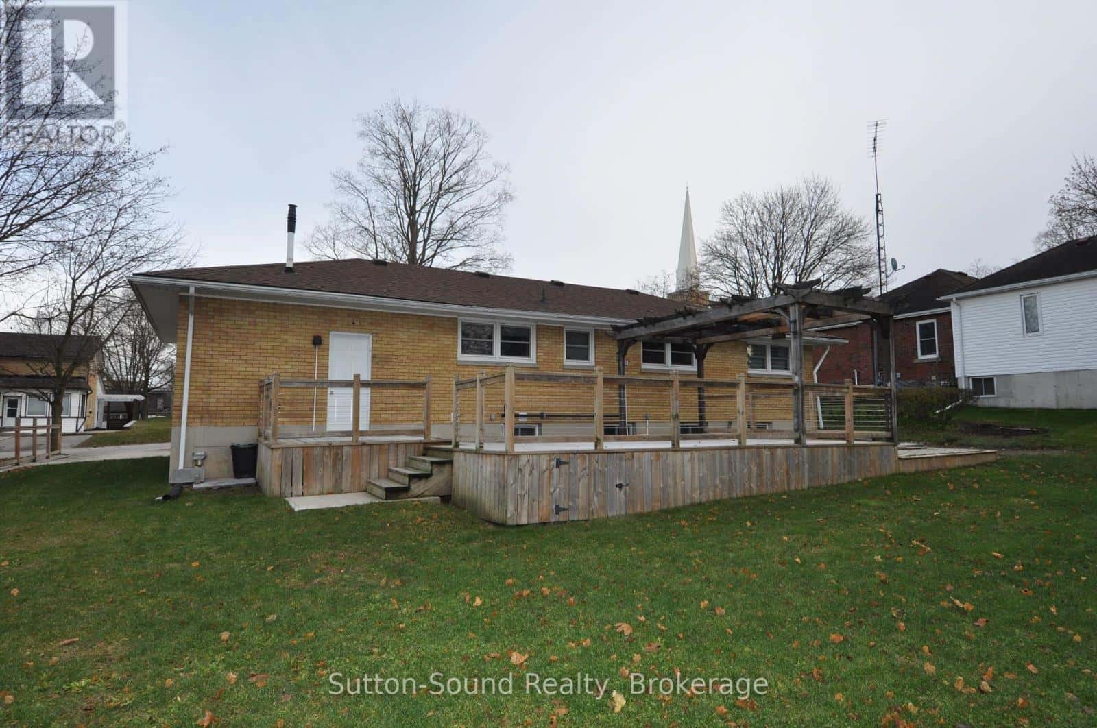 10 BROWNLEE STREET S — South Bruce, Ontario - Photo 2 of 41