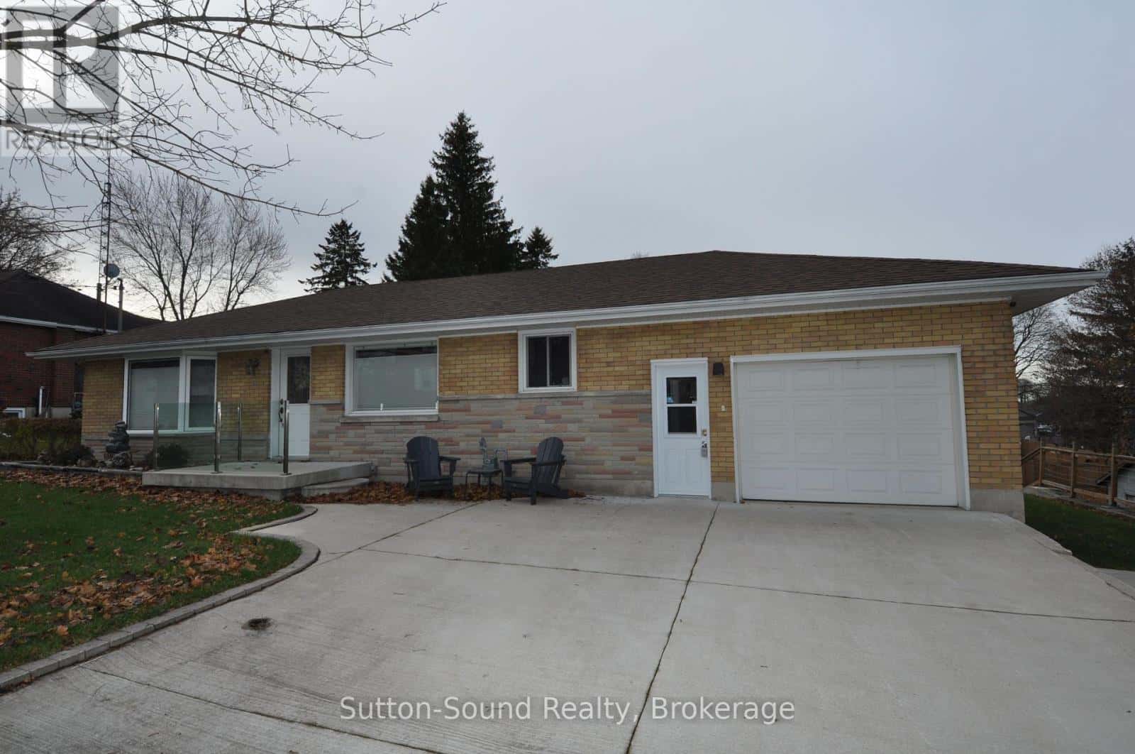 10 BROWNLEE STREET S — South Bruce, Ontario - Photo 3 of 41