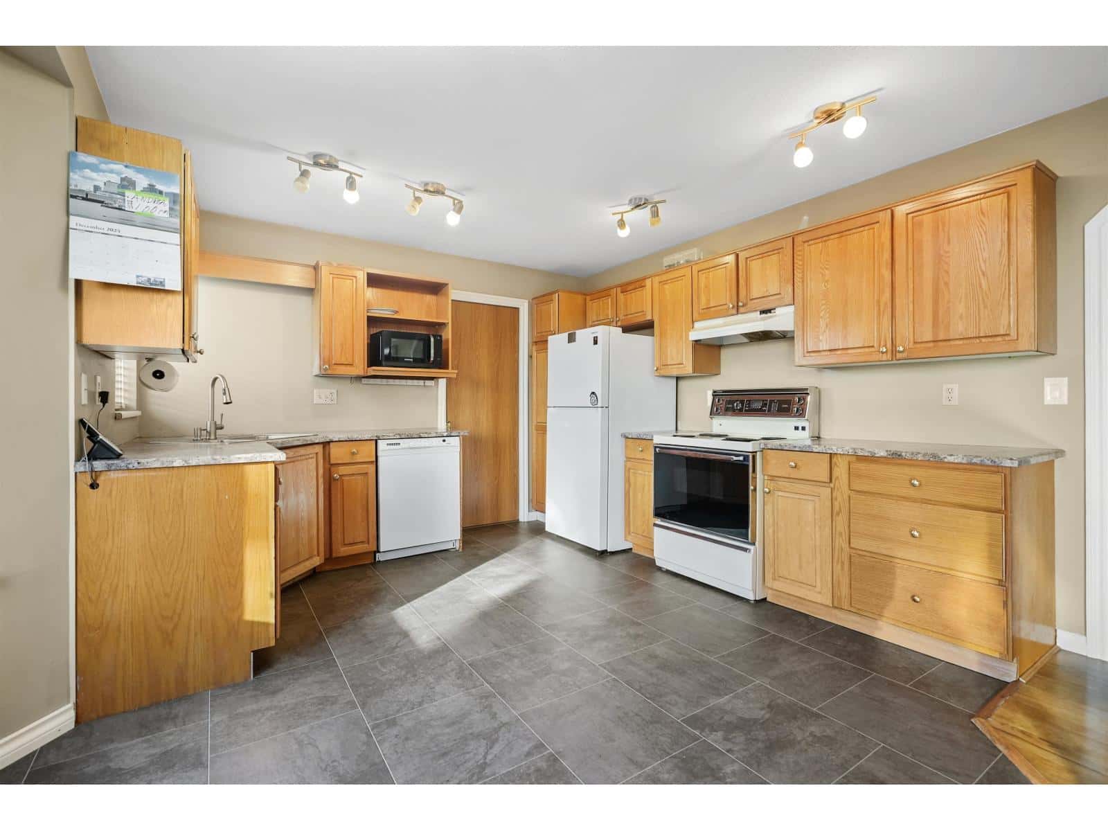 126 10584 153 STREET — Surrey, British Columbia - Photo 3 of 19