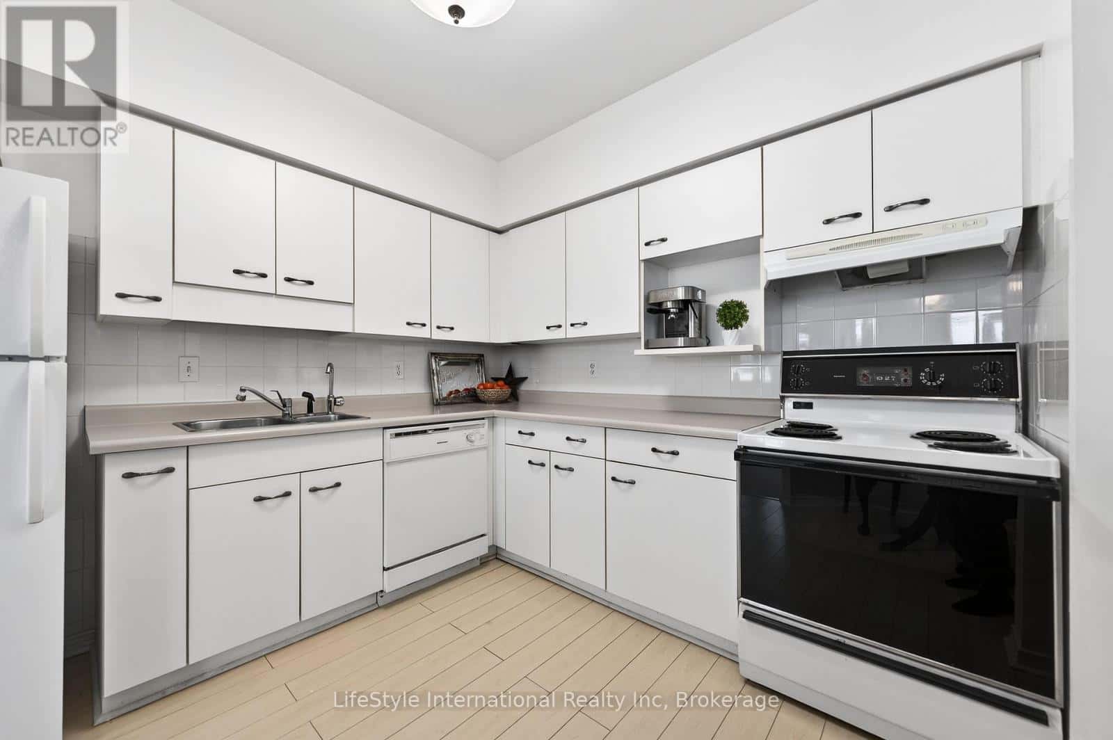 103 - 208 SILVERCREEK PARKWAY N — Guelph (Junction/Onward Willow), Ontario - Photo 5 of 39