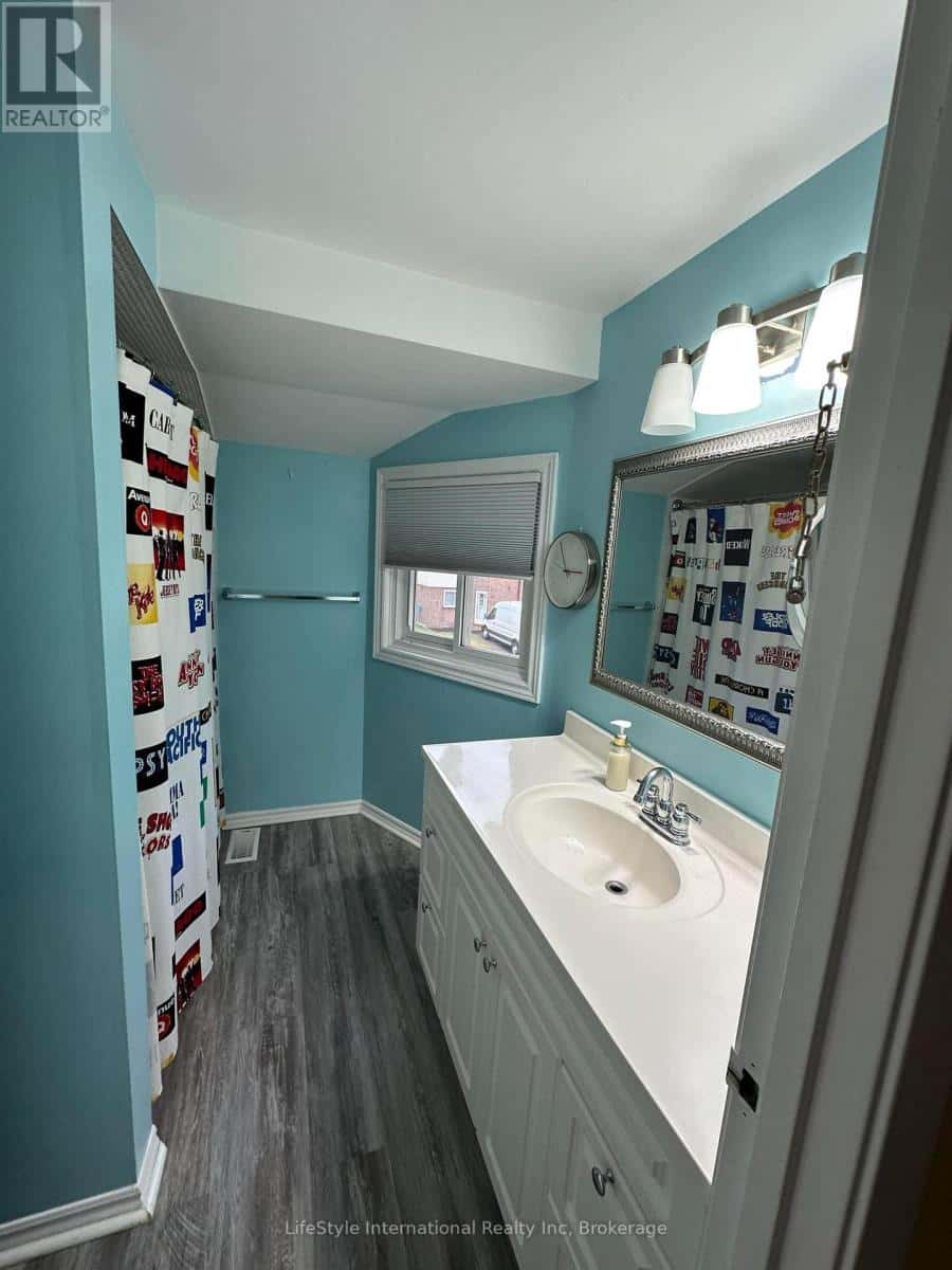 4 - 5982 DUNN STREET — Niagara Falls (Arad/Fallsview), Ontario - Photo 2 of 34