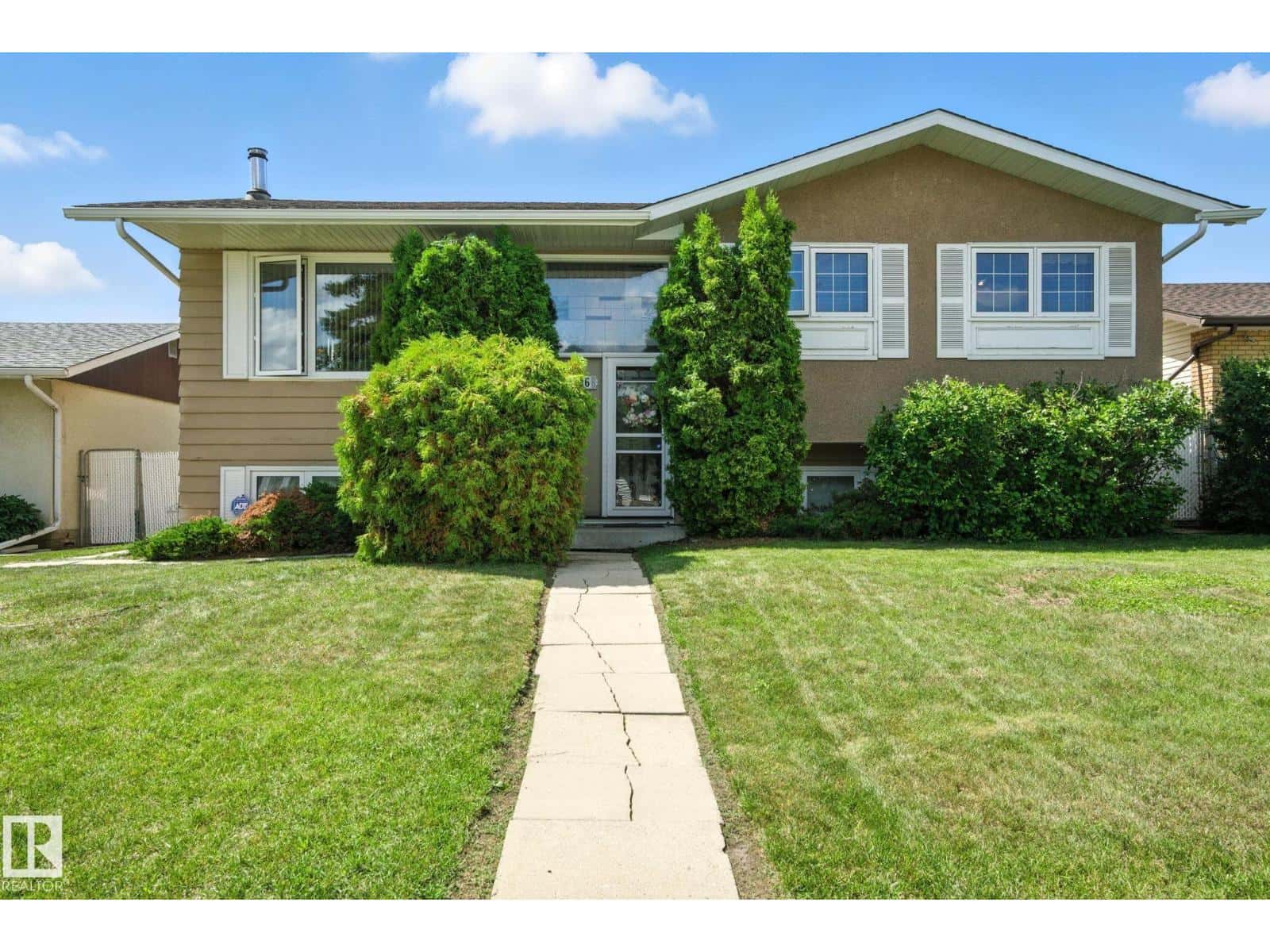 14936 81 ST NW NW — Edmonton, Alberta - Photo 2 of 14