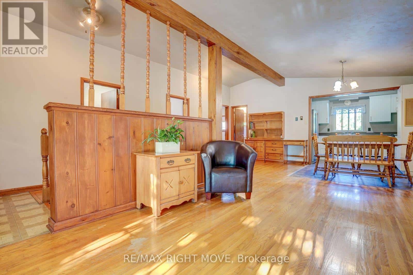 348 COLLINS DRIVE — Orillia, Ontario - Photo 4 of 29