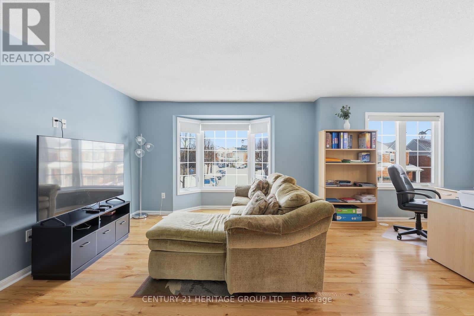 40 CLIFF GUNN ROAD — Newmarket (Woodland Hill), Ontario - Photo 3 of 27