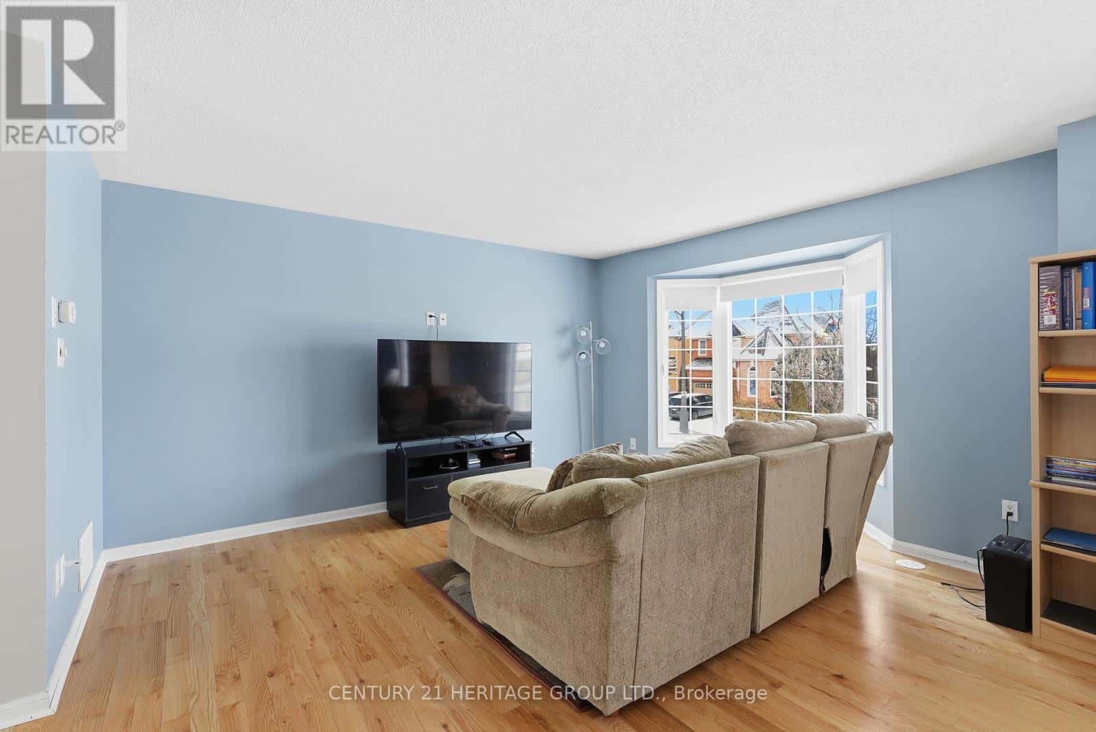 40 CLIFF GUNN ROAD — Newmarket (Woodland Hill), Ontario - Photo 4 of 27