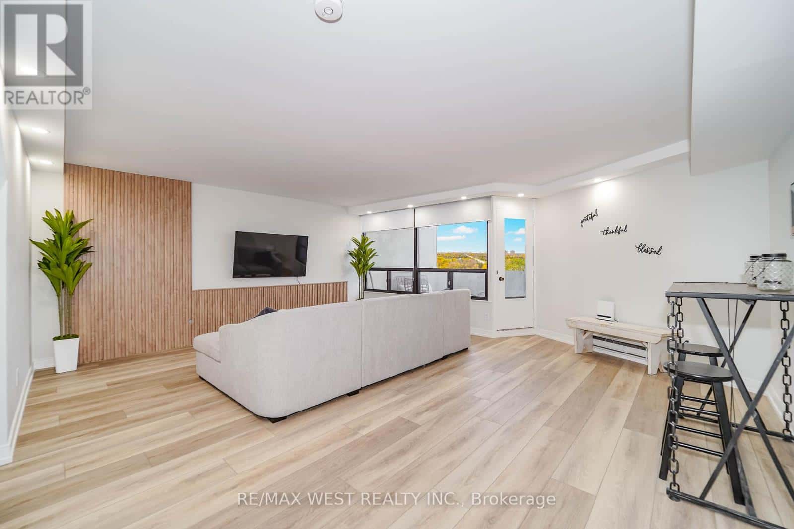 D14 - 300 MILL ROAD — Toronto (Markland Wood), Ontario - Photo 2 of 15