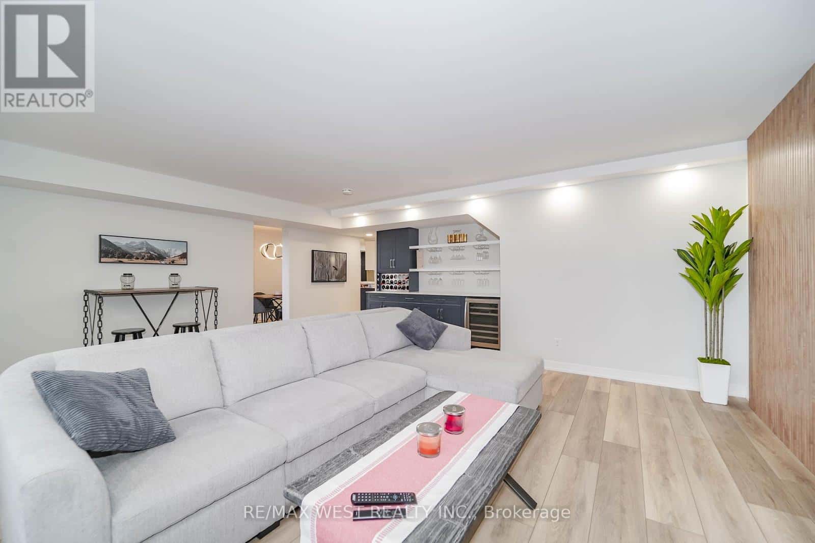 D14 - 300 MILL ROAD — Toronto (Markland Wood), Ontario - Photo 3 of 15