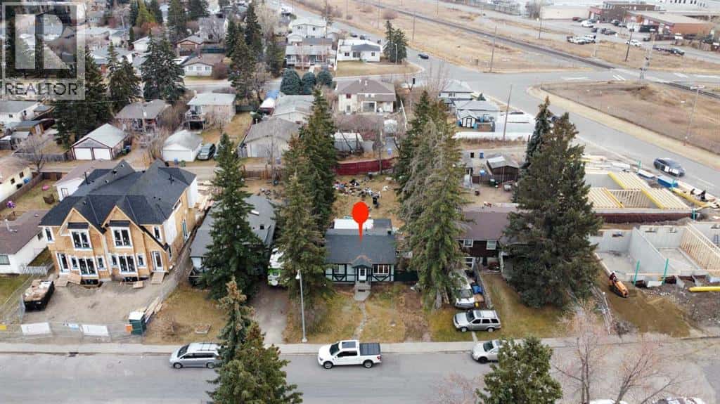 6435 33 Avenue NW — Calgary, Alberta - Photo 2 of 12