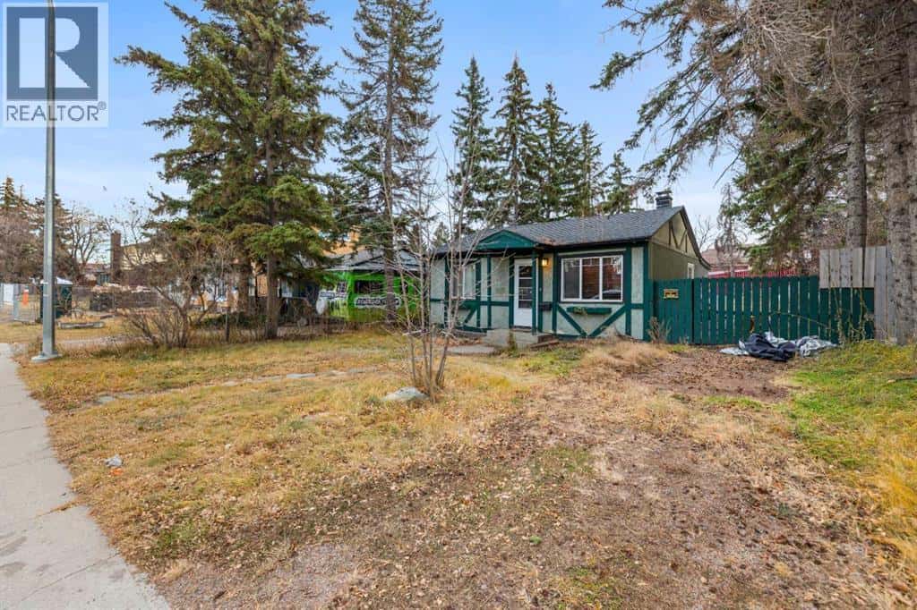 6435 33 Avenue NW — Calgary, Alberta - Photo 5 of 12